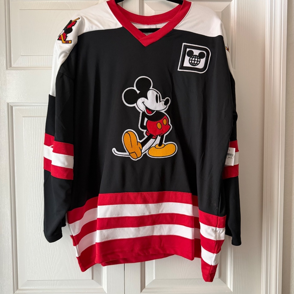 2025 Disney Mickey Mouse 28 Ice Hockey Jersey Adult‎ Size NWT - Picture 2 of 5